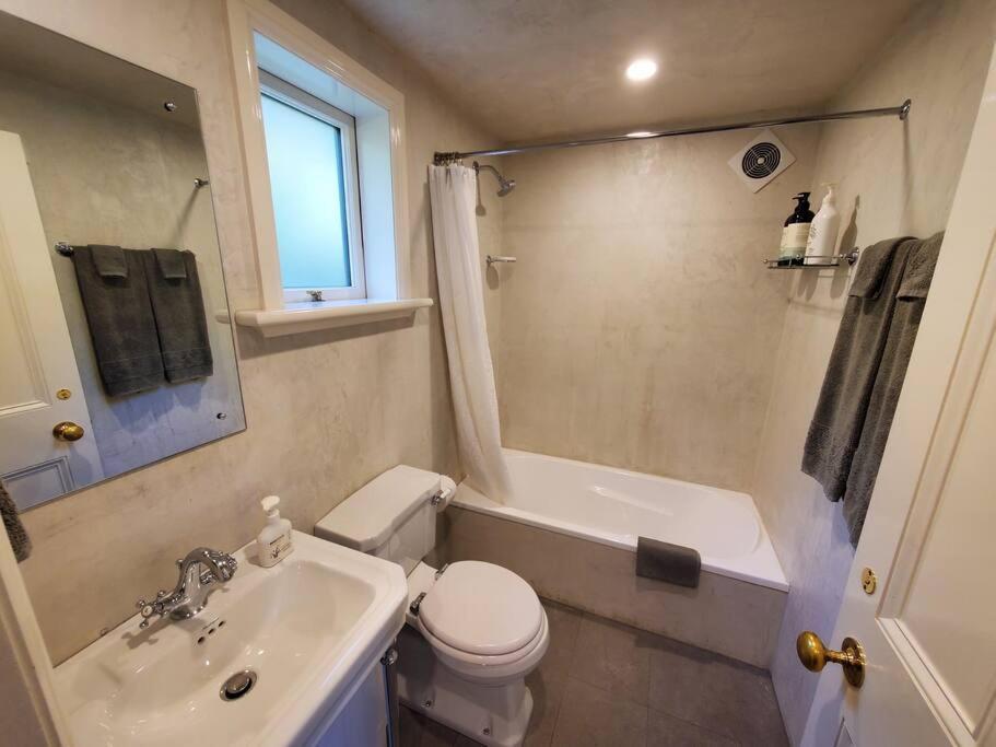 Tiny House In The Sky Hotel Dunedin Bagian luar foto