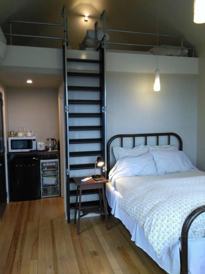 Tiny House In The Sky Hotel Dunedin Bagian luar foto